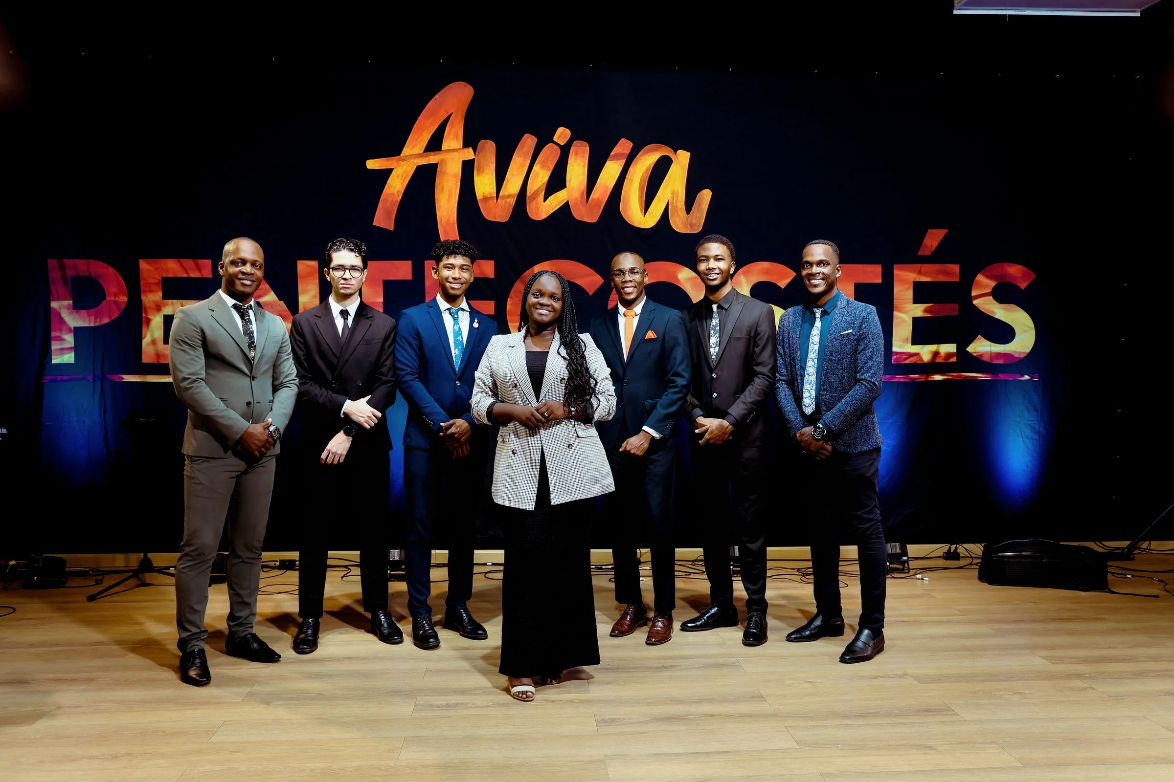 El equipo del Ministerio Musical Aviva sobre el escenario